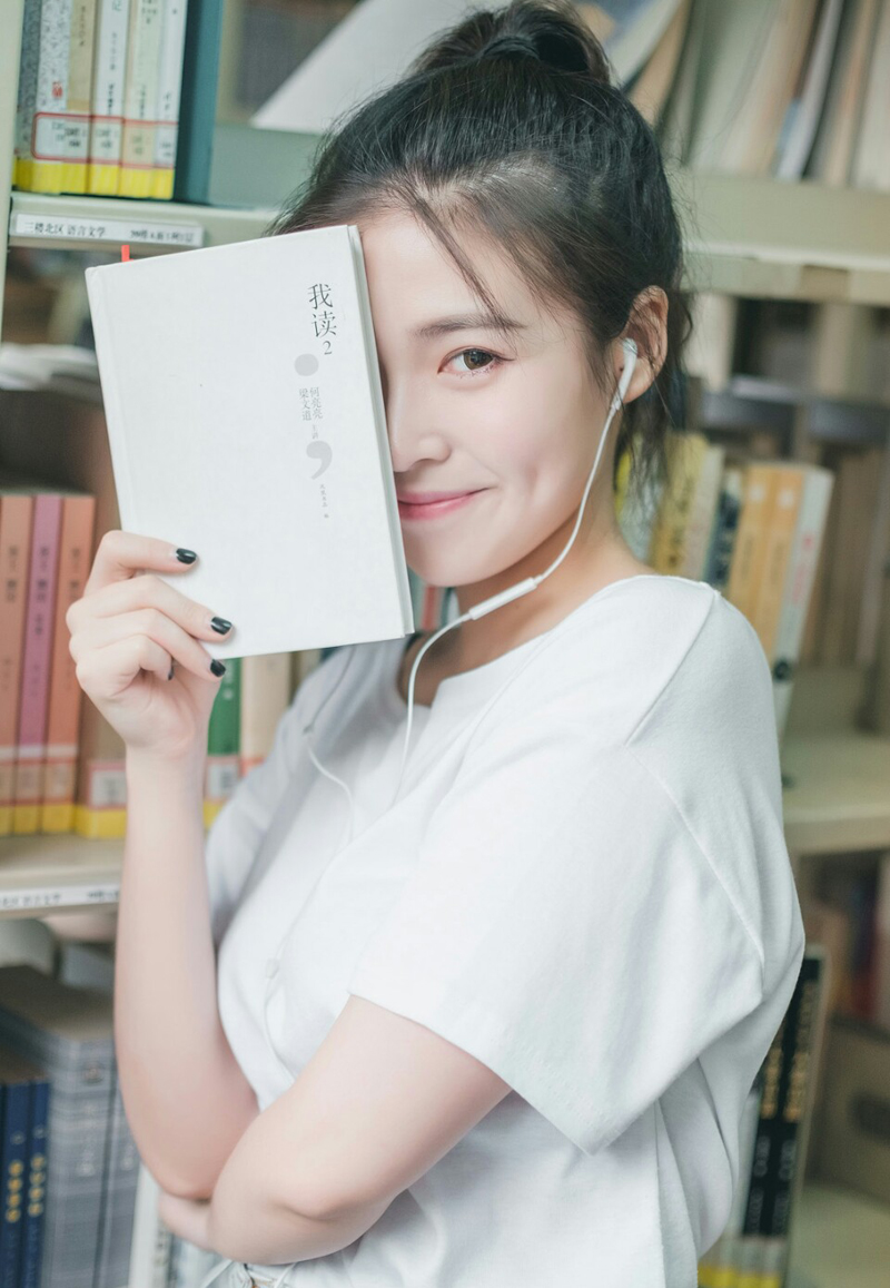 “如果夫君不小气的话，姐姐就真该担忧你的将来了。”大乔苦笑道，如果吕布真的一点反应都没有，那就证明，小乔在吕布眼里，依旧是个玩物，现在整个乔家都迁来了长安，仰吕布鼻息生存，如果他们姐妹失宠了，那对乔家来说，就是一个巨大的打击，就算吕布不去对付乔家，也不会再关照，那些嗅觉敏锐的政客们绝对不会放过这个打击乔家的机会。
